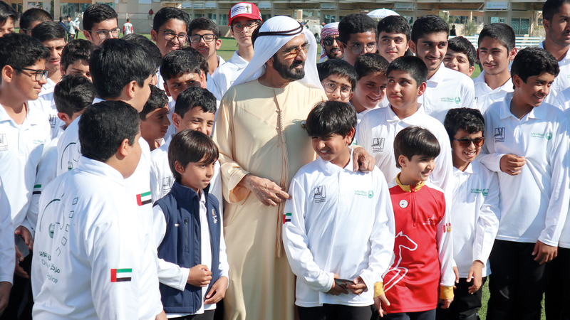 محمد بن راشد يلتقي بمجموعة من الأطفال خلال متابعته أمس مهرجان القدرة.

تصوير: أسامة أبوغانم