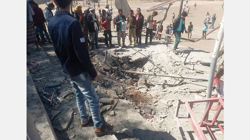 آثار التفجير الإرهابي لميليشيات الحوثي في ميدان الصمود بالضالع. أ.ب
