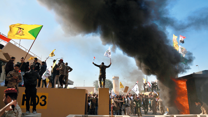 المتظاهرون يضرمون النار في مجمع السفارة الأميركية في بغداد. أسوشيتدبرس