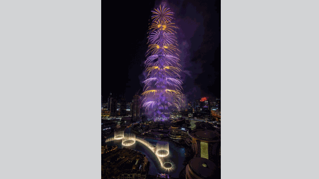 برج خليفة يبهر العالم بعرض مذهل وسط مدينة دبي في رأس السنة الجديدة - الإمارات اليوم