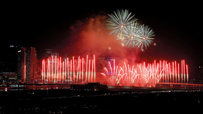 عروض الألعاب النارية أمتعت حشوداً جماهيرية في أبوظبي. تصوير: إريك أرازاس