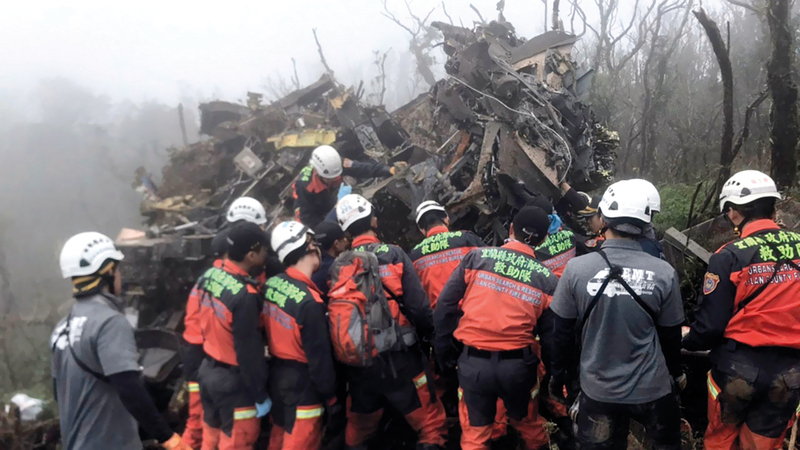 رجال إنقاذ في موقع تحطم المروحية قرب العاصمة تايبيه.  رويترز