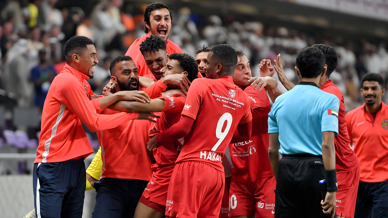 حارب سهيل يحتفل مع لاعبي شباب الأهلي بهدف الفوز. تصوير: نجيب محمد