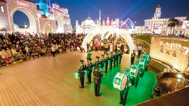 العروض قدمت في القرية العالمية والعديد من الأماكن. من المصدر