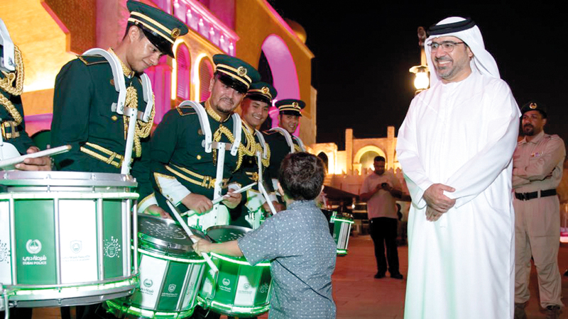 الفعاليات تتنوع لتشمل سلسلة من العروض الشرطية والتشكيلات والفرق الموسيقية. من المصدر