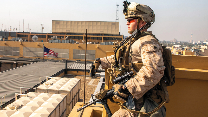 أحد عناصر الجيش الأميركي يحرس سفارة الولايات المتحدة في بغداد.  أ.ف.ب