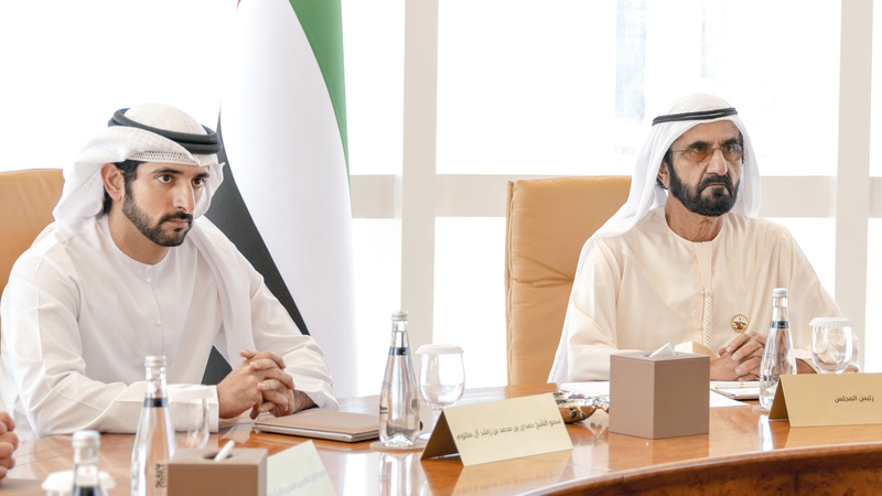 محمد بن راشد خلال ترؤسه الاجتماع الأول لمجلس دبي بحضور حمدان بن محمد. وام
