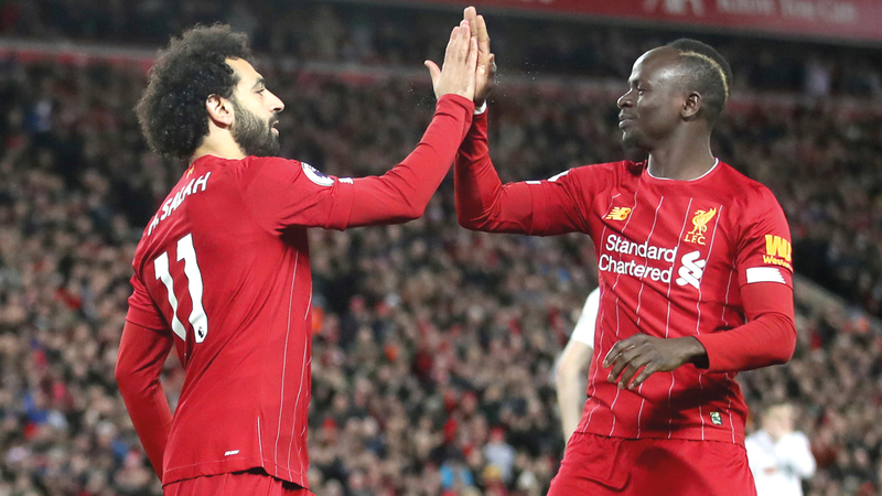 صلاح هنّأ مانيه بعد نشره صورة للنجم السنغالي وهو متوج بالجائزة على «إنستغرام». رويترز