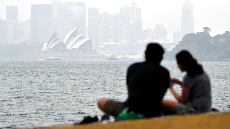 دخان الحرائق يغطي سماء سيدني. إي.بي.إيه
