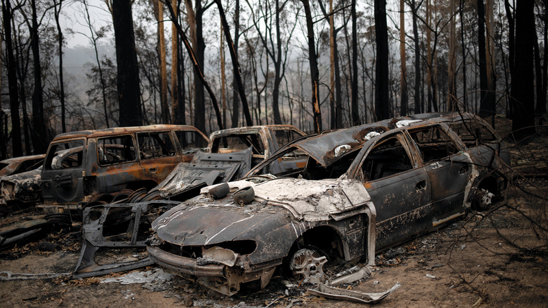 سيارات أتت عليها الحرائق في قرية موجو. رويترز