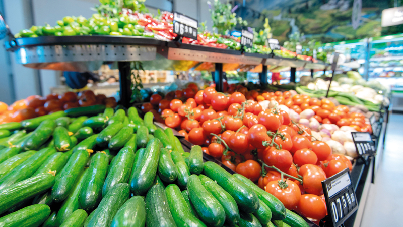 الخس والطماطم والخيار من أبرز الأصناف التي شهدت زيادات سعرية أخيراً.  ■ تصوير: أحمد عرديتي
