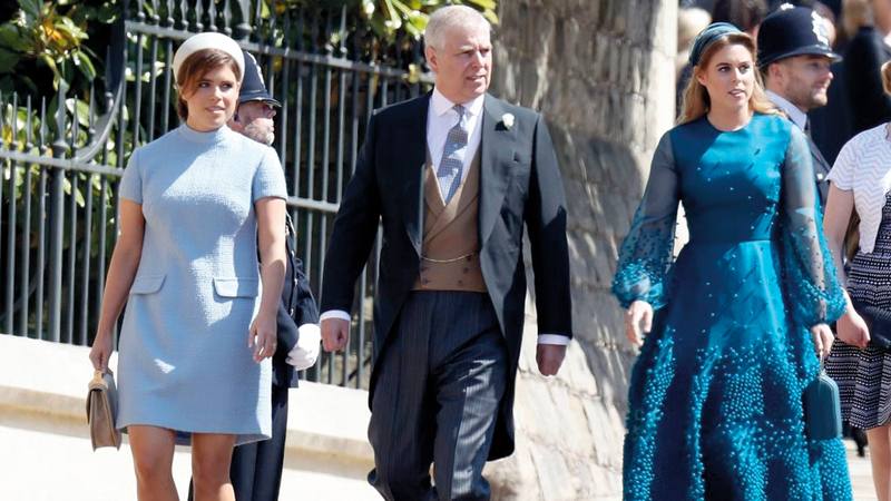 الأمير أندرو وابنتاه. ■ غيتي