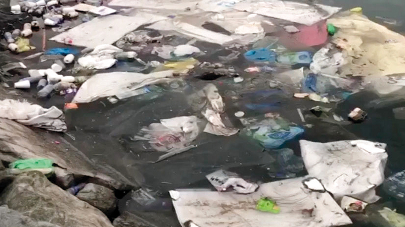 تلوث بيئي في ميناء مرسى الميدان نتيجة عدم وجود رقابة. ■ الإمارات اليوم