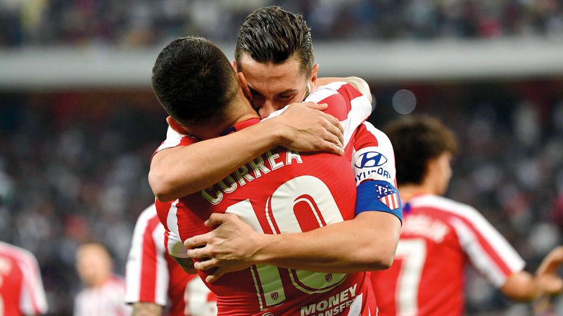 كوكي يحتفل بهدفه مع زميله كوريا.  أ.ف.ب