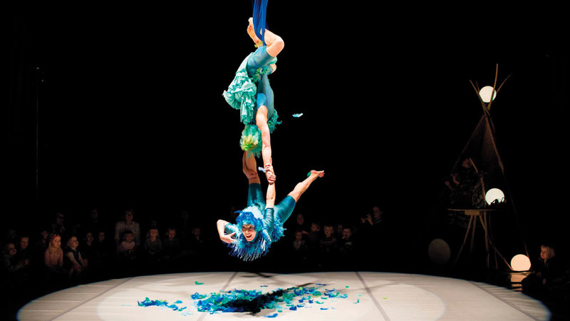 عرض «أجنحة غريبة» يدمج بين السيرك والرقص البهلواني والموسيقى. من المصدر