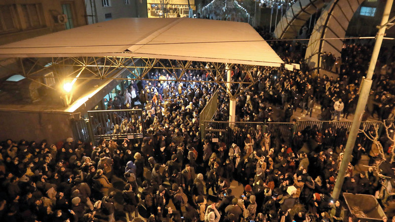 مئات الطلّاب خلال احتجاج في طهران تكريماً لضحايا الطائرة الأوكرانية.   أ.ف.ب