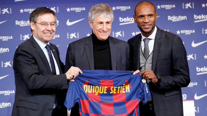 بارتوميو وأبيدال خلال تقديم المدرب الجديد سيتيان لوسائل الإعلام. رويترز