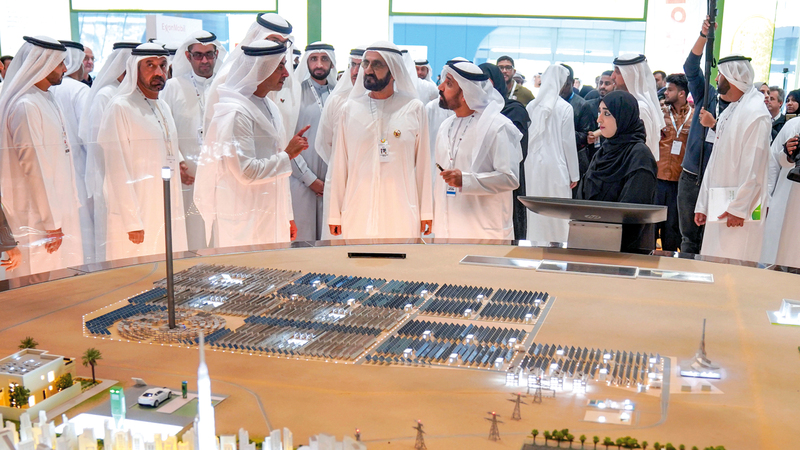 محمد بن راشد خلال زيارته جناح هيئة كهرباء ومياه دبي &laquo;ديوا&raquo; وام