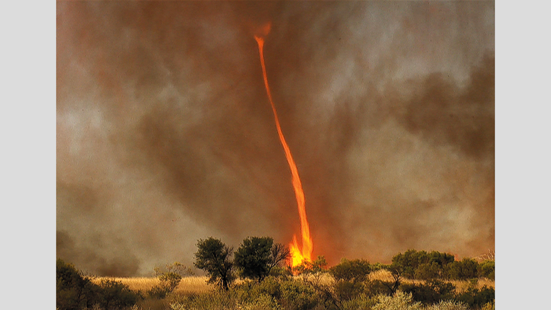 أعاصير النار ظاهرة نادرة تزيد المشهد تعقيداًز أرشيفية