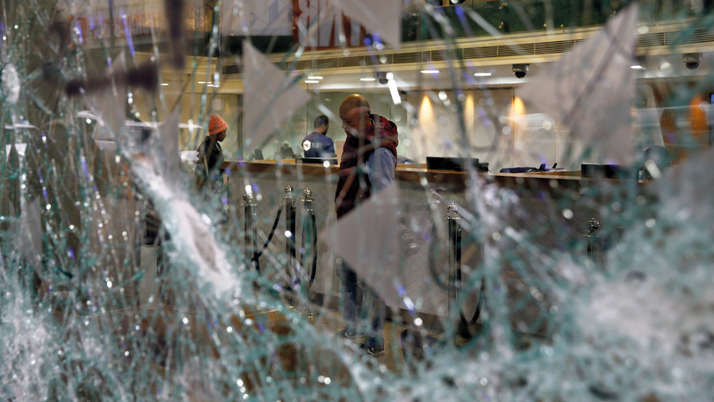 البنوك تعرضت لأضرار كبيرة خلال الاحتجاجات. أ.ب