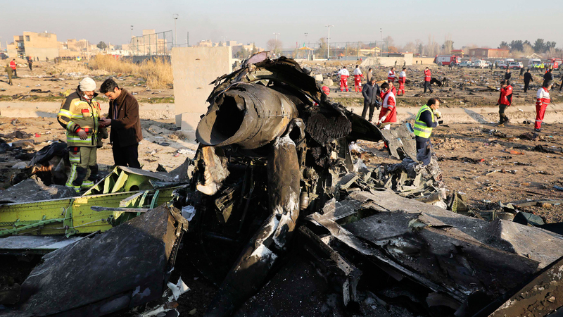 حطام الطائرة الأوكرانية التي لم يكن سقوطها حادثاً وإنما من المؤكد أنه تم بأوامر من الحرس الثوري الإيراني.  أ.ب