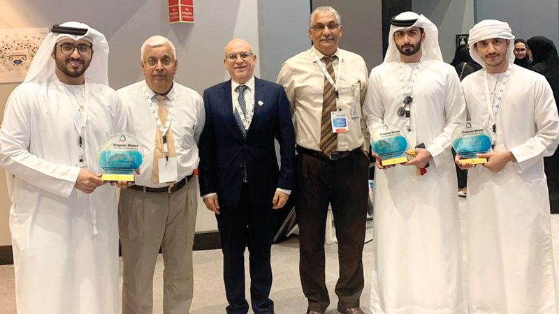 الطلبة خلال تكريمهم في مسابقة كليات التقنية. ■ من المصدر