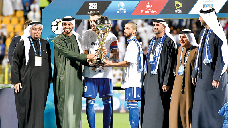 راشد بن حميد يسلم كأس البطولة إلى قائد النصر نيغريدو. ■ تصوير: أسامة أبوغانم