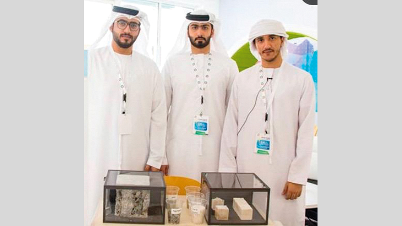 «من اليمين» الهاشمي وآل علي ومصطفاوي يستعرضون ابتكارهم.  من المصدر