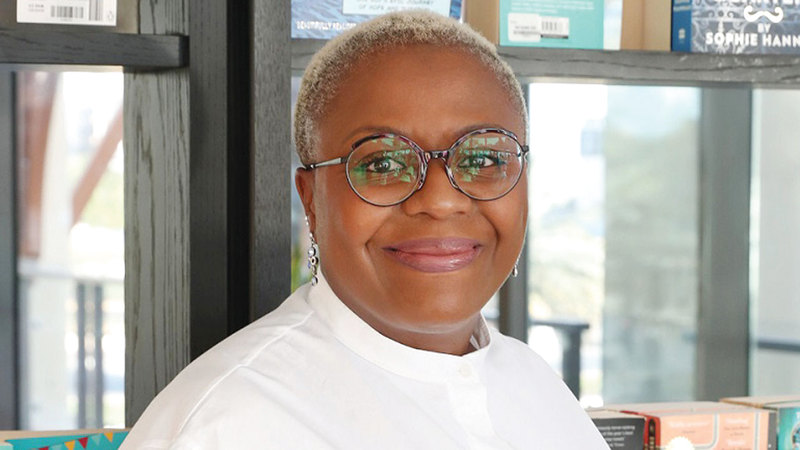 المبدعة النيجيرية: &laquo;بدأت بكتابة الشعر كوسيلة للتنفيس عن الضغوط، وانتهى بي المطاف بنشر ثلاث مجموعات&raquo;.