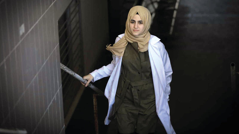 الجرّاحة سارة السقا تفكر في الهجرة مثل زملائها الآخرين. من المصدر