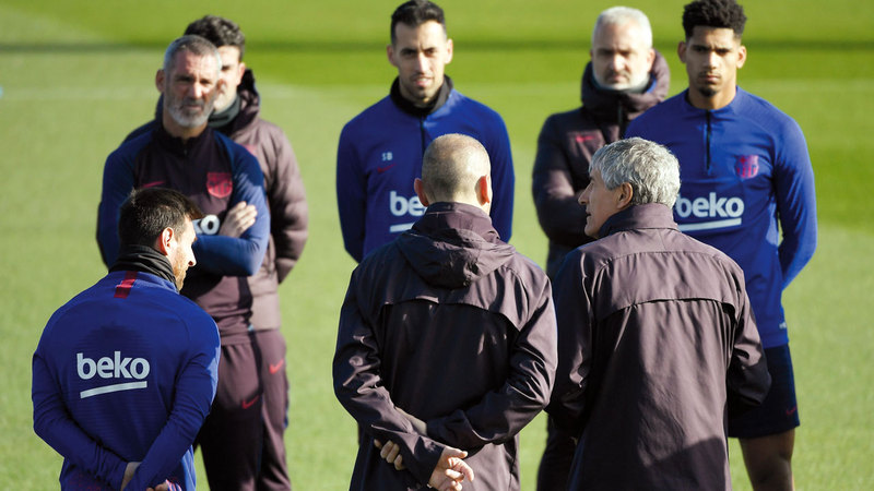 سيتيان متحدثاً للاعبي برشلونة خلال تدريب أول من أمس.  أ.ف.ب