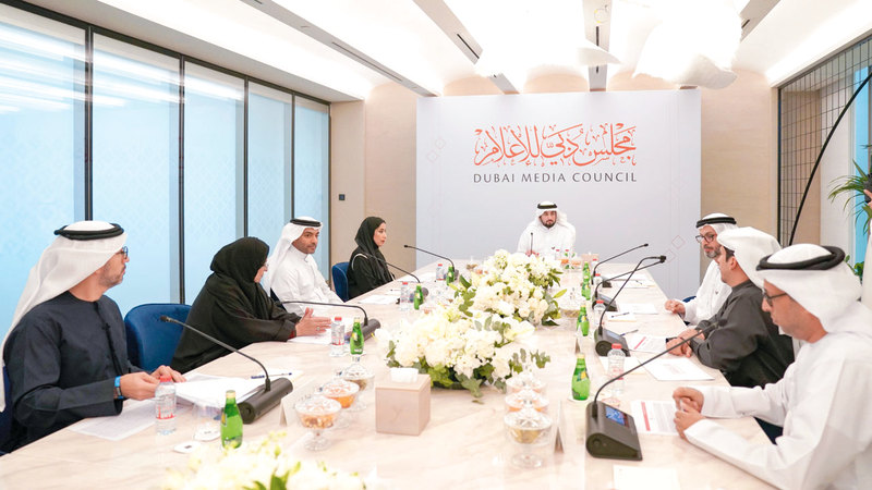 أحمد بن محمد بن راشد خلال ترؤسه الاجتماع الأول لمجلس دبي للإعلام. وام