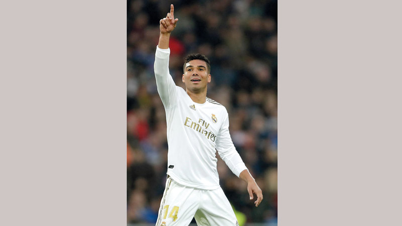 كاسيميرو سجّل ثنائية مدريد في مرمى إشبيلية. أ.ب