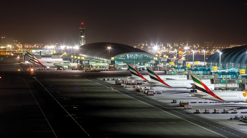 «دبي الدولي» نجح في إضاءة موقف الطائرات باستخدام مصابيح (LED). ■ من المصدر
