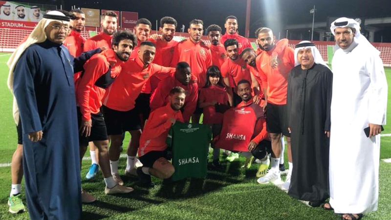 لاعبو شباب الأهلي وإداريون في النادي يحتفلون بالطفلة شمسة. ■ من المصدر