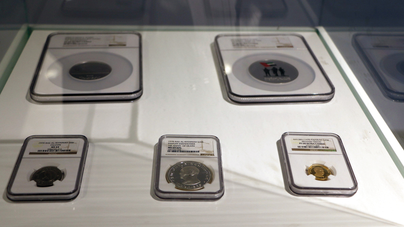 بعض الشعارات المعدنية الرسمية. من المصدر