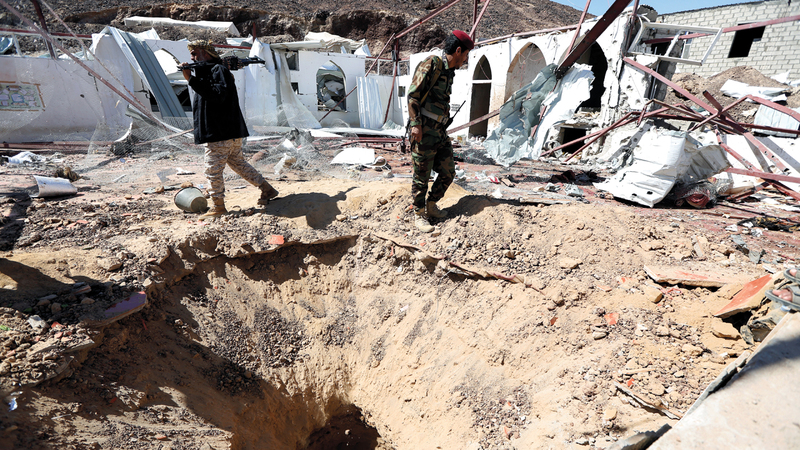 آثار الهجوم الحوثي على المسجد. ■ رويترز