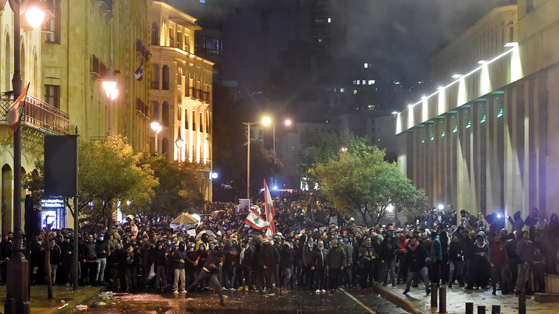 محتجون لبنانيون خلال احتشادهم أمام البرلمان الليلة قبل الماضية. إي.بي.إيه