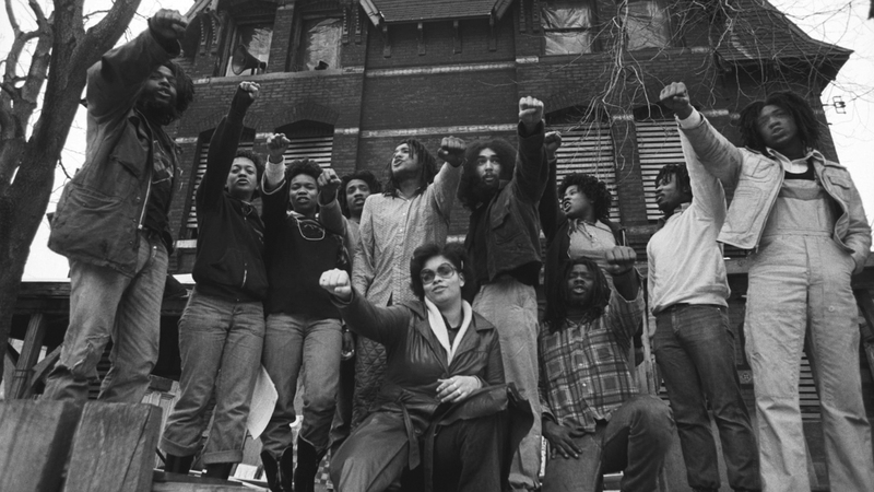 أعضاء الحركة يقفون أمام منزلهم عام 1977.  أرشيفية