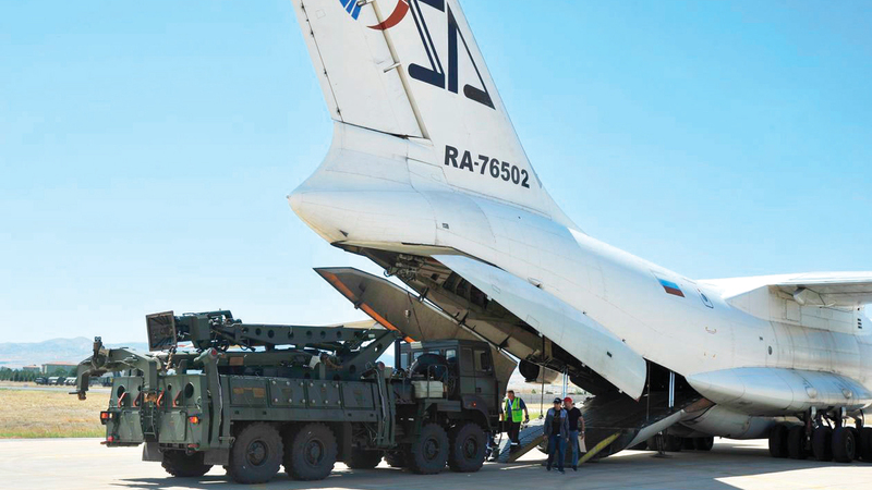 طائرة روسية تحمل أجزاء من نظام إس - 400 الروسي. رويترز