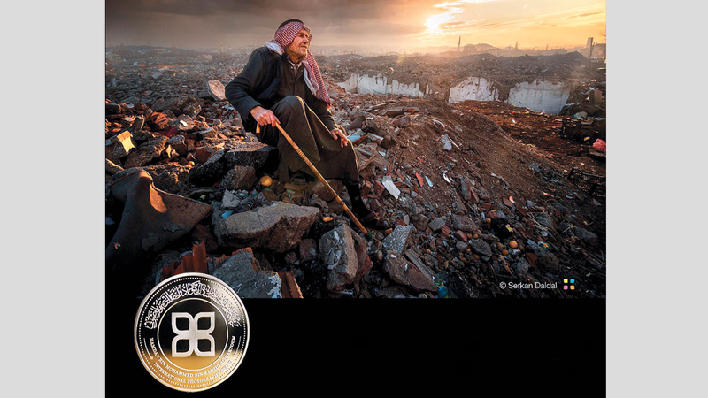 صورة الرجل الجالس على الأنقاض التقطها سيركان دلدل.