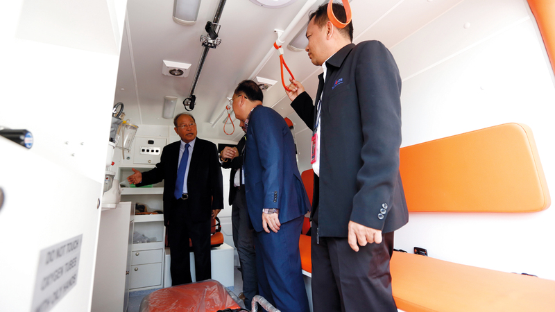 وزير الصحة الكمبودي يتفحص غرفة العزل في مطار بنوم بنه الدولي.  إي.بي.إيه