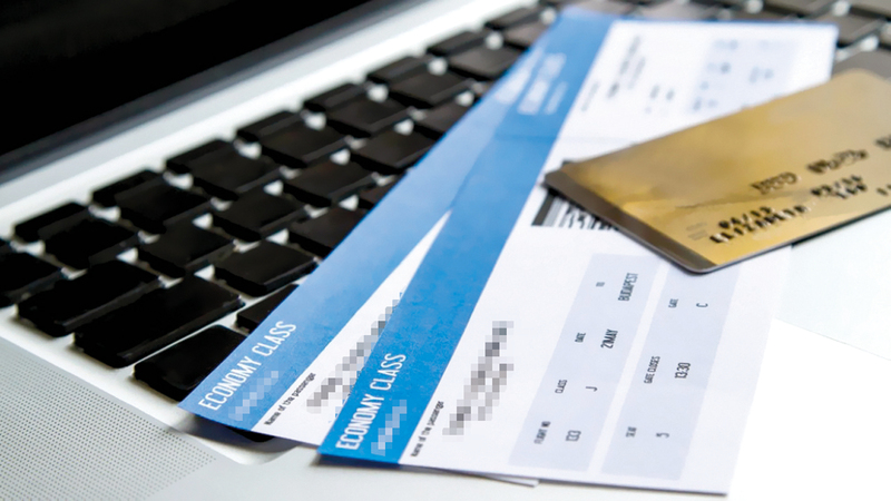 حجز التذاكر باستخدام البطاقة الائتمانية نفسها يضمن للمسافرين كسب النقاط والأميال الجوية. أرشيفية