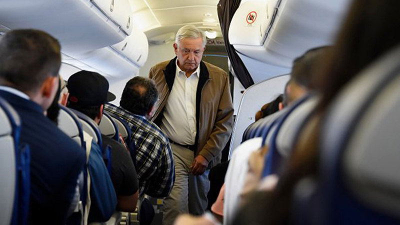 الرئيس المكسيكي يسافر على متن طائرة تجارية. ■ من المصدر