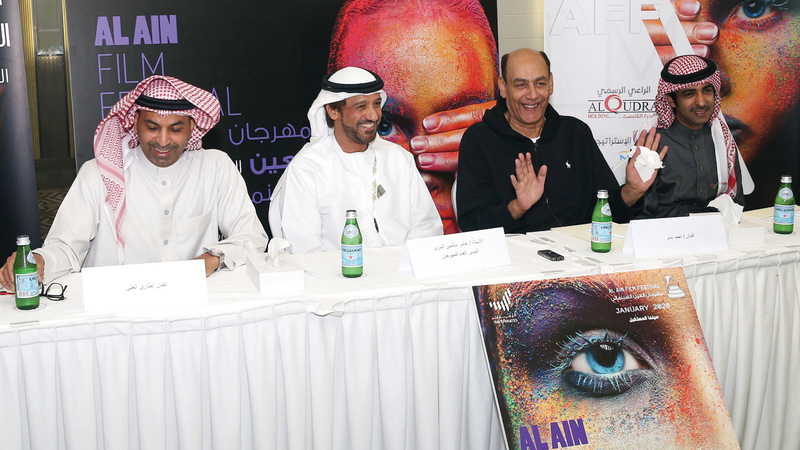 أحمد بدير يتوسّط عامر سالمين المري وطارق العلي وخليل الرميثي في الندوة التي أعقبت تكريمه. الإمارات اليوم