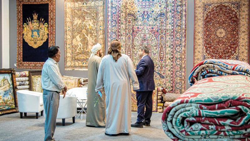 أفشين قنبرينا يقدم شروحات عن محتويات الجناح.  من المصدر