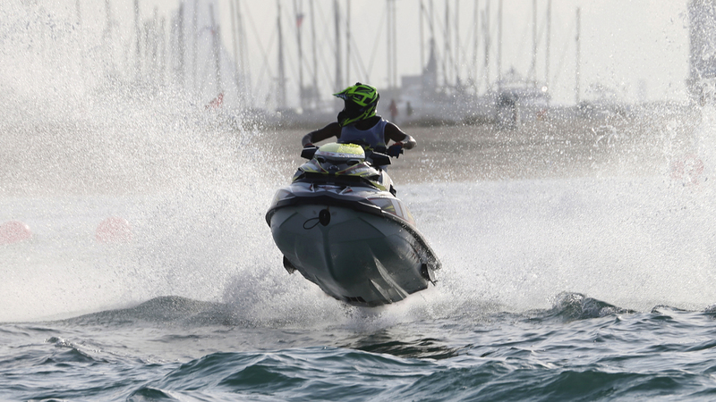 شاطئ لا مير على موعد مع الإثارة في انطلاق سباق دبي الدولي للدراجات المائية. ■ من المصدر