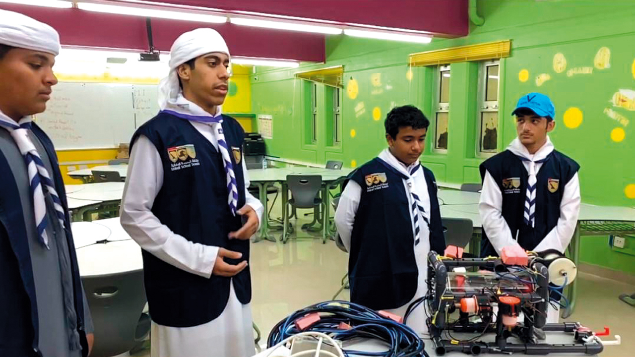 (من اليمين) الشحي والظهوري والحمودي والمالكي أثناء عرض ابتكارهم في معسكر الذكاء الاصطناعي.  من المصدر