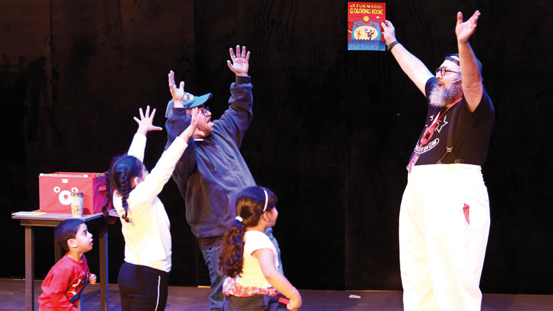 بول ناثان قدم العديد من الخدع السحرية بمشاركة الجمهور. من المصدر