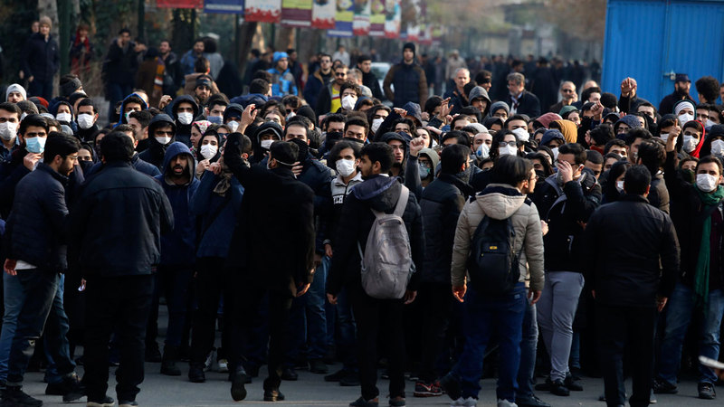 طلبة الجامعات يتظاهرون ضد حكومتهم لأنها حاولت التهرب من مسؤوليتها عن إسقاط الطائرة الأوكرانية. أ.ب